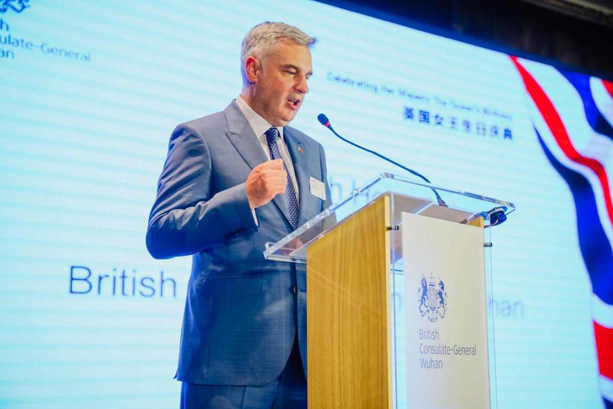 英国驻武汉总领事麦多明一行来黄访问交流