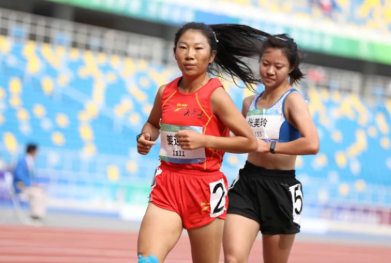 中外马拉松运动员体验环磁湖跑道