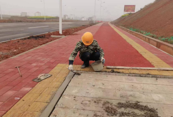 中国一冶黄石新港项目：清理修复海口湖大道 助力园区高质量发展